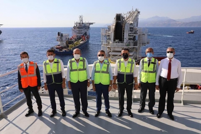 KKTC Su Temin Projesi onarım çalışmalarının yürütüldüğü gemide inceleme yapan Türk heyeti. Fotoğraf: DSİ